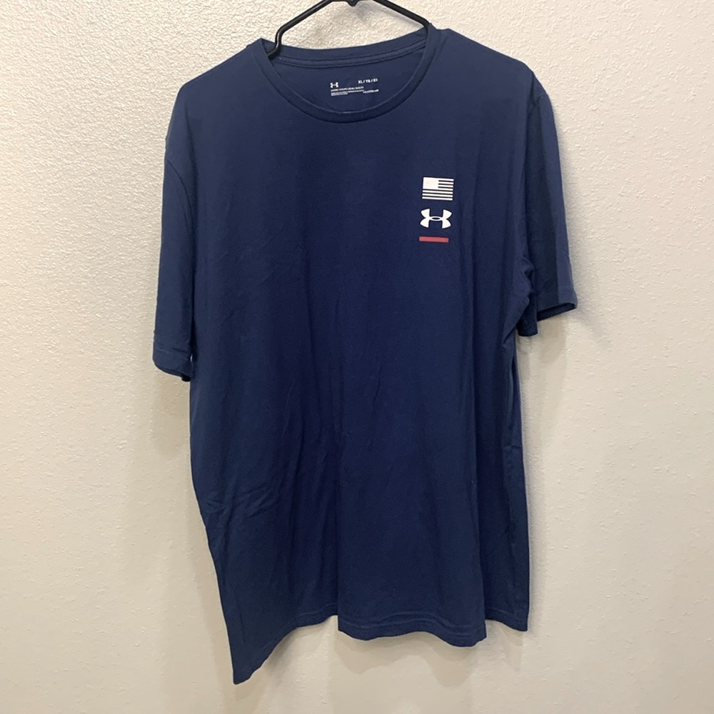 This is a men’s extra large under armor tea